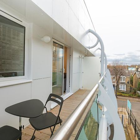 Skyvillion - Cozy Apartments In Enfield Town With Free Parking & Wifi Exterior foto