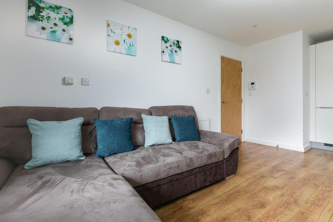 Skyvillion - Cozy Apartments In Enfield Town With Free Parking & Wifi Exterior foto