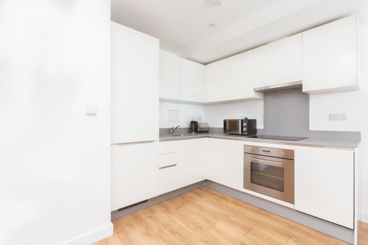 Skyvillion - Cozy Apartments In Enfield Town With Free Parking & Wifi Exterior foto