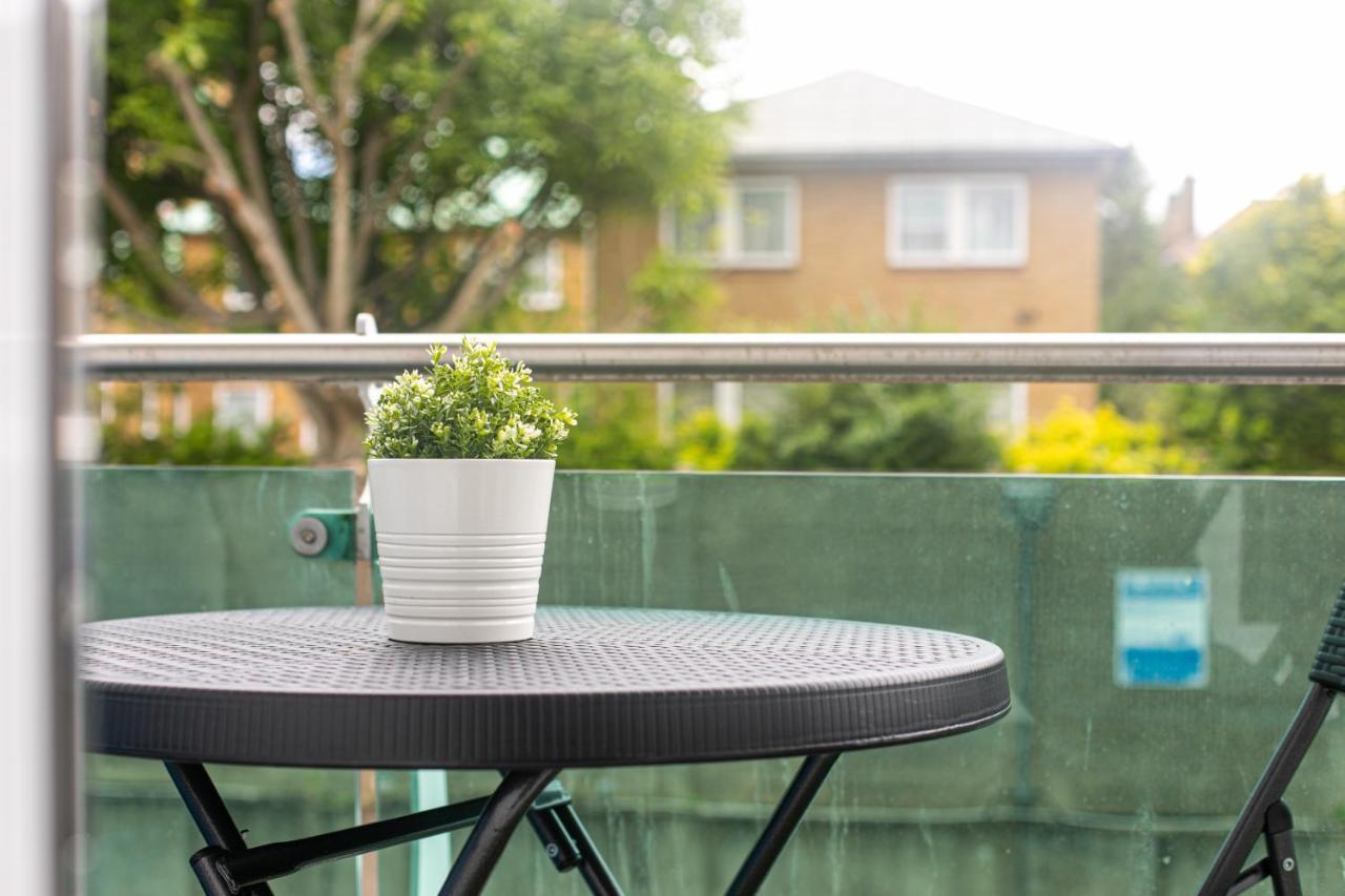 Skyvillion - Cozy Apartments In Enfield Town With Free Parking & Wifi Exterior foto